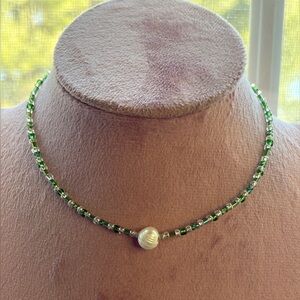 Gold Tone Green Beaded Fresh Water Pearl Choker.